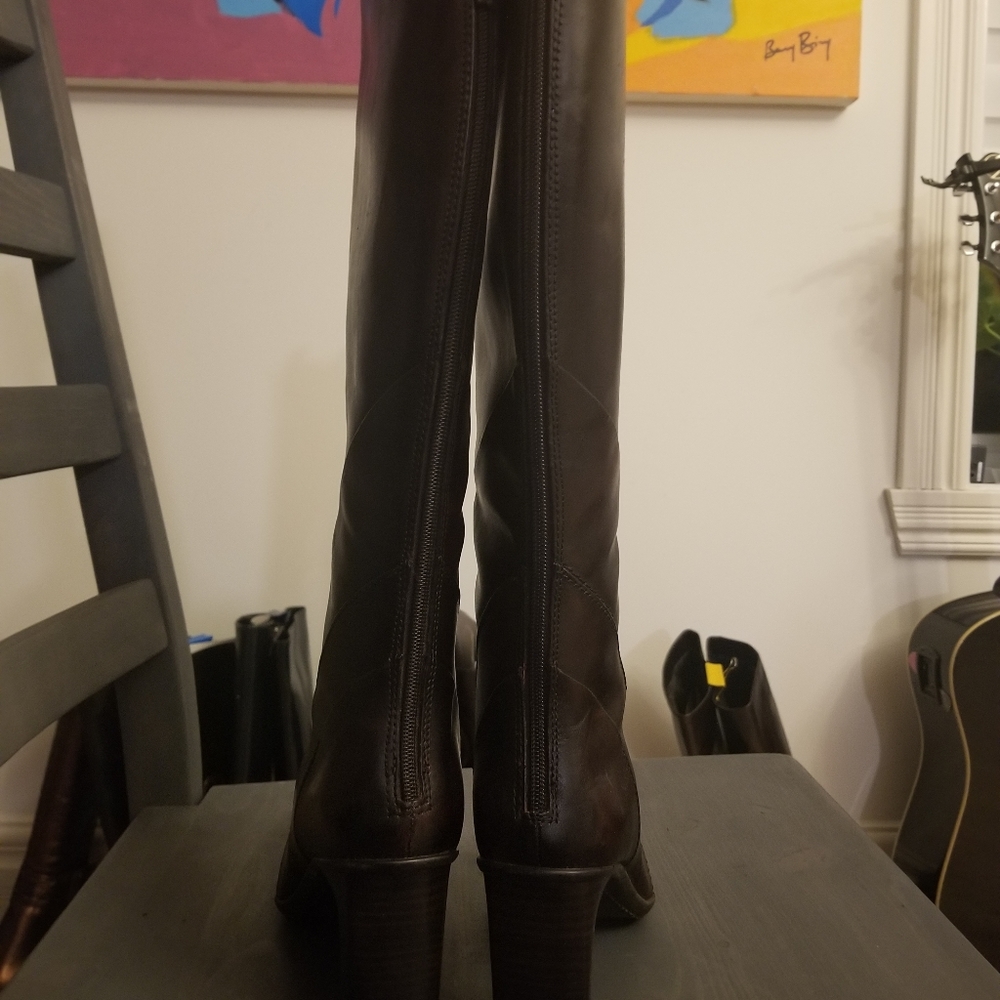 Chocolate Brown Leather boot. Rubber sole.